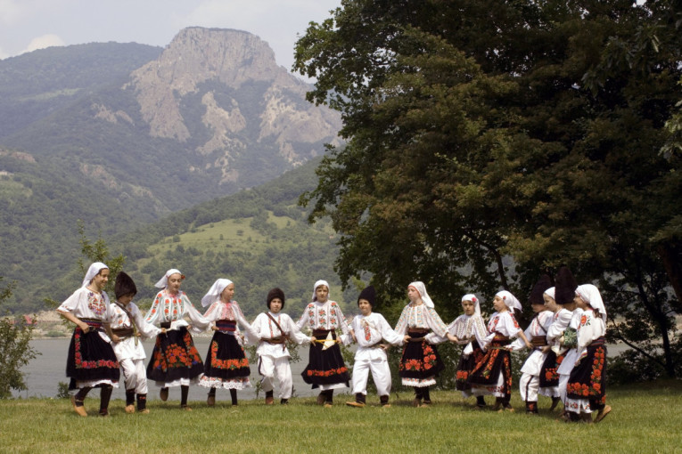 Miholjski susreti oživeli srpska sela: Zahvaljujući ovakvim programima tradicija ponovo živi!