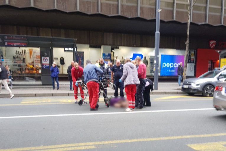 Težak udes u Beogradu: Pokosio ženu nasred ulice, pa udario u banderu! (FOTO)