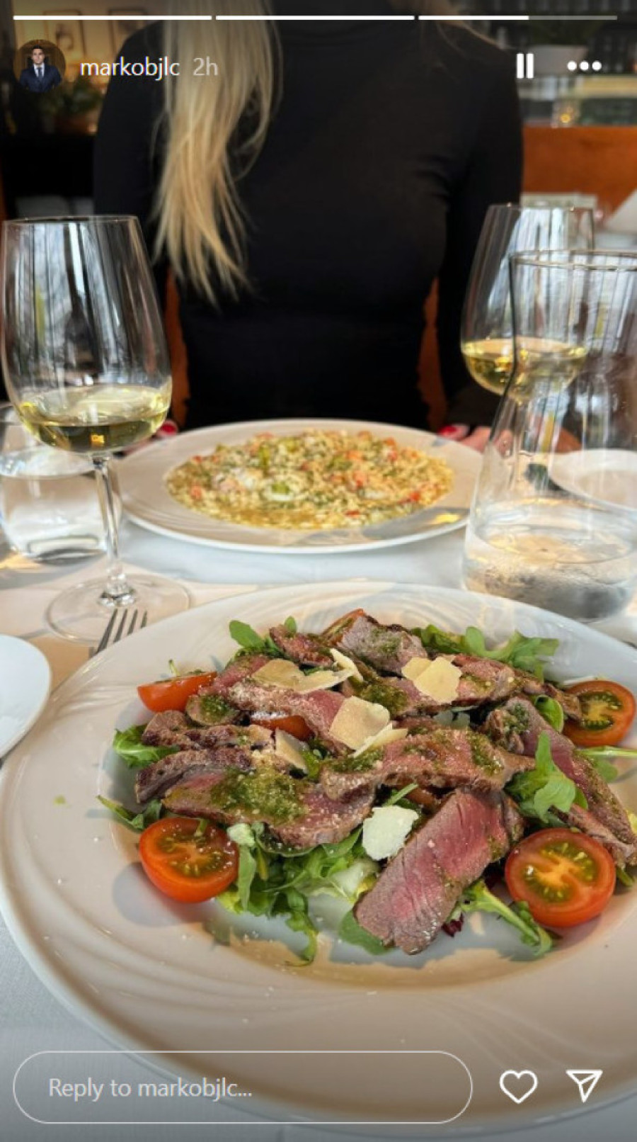 Sin Dragane Mirković na romantičnoj večeri s lepšom polovinom: Marko uživa s atraktivnom plavušom