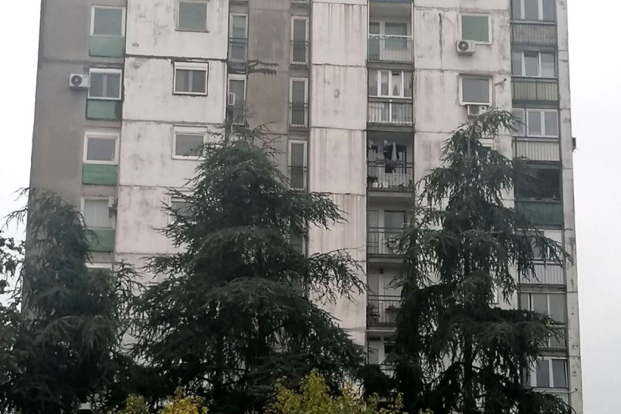 Uhapšena žena zbog požara u Bloku 61: Palila sveće za Zadušnice i oštetila više stanova, komšinica se povredila