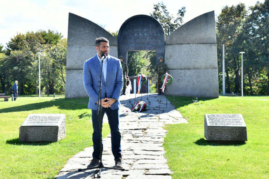 Šapić položio venac na Spomenik braniocima Beograda: Ponosni na heroje odbrane našeg grada 1915. godine (FOTO)