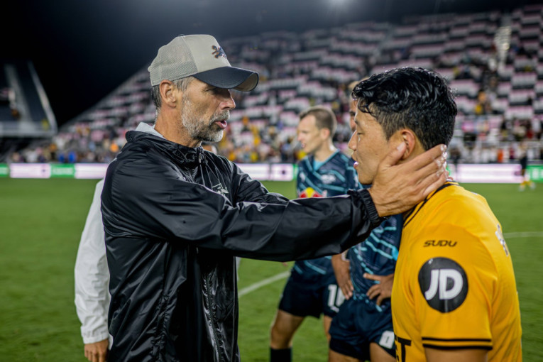 Italijan suspendovan zbog uvreda Hvangu! Umislio da je Džeki Čen!