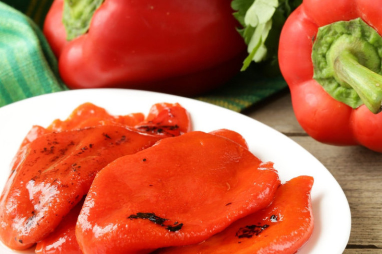 Srbi obožavaju pečene paprike, ali pripremljene na ovaj način dobijaju posebnu aromu: Nema velike filozofije, sve se strpa u blender (VIDEO)