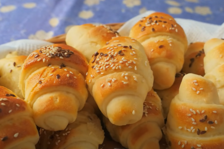 Recept dana: Domaće kiflice koje izgledaju kao iz pekare, a tajna je u načinu pripreme testa