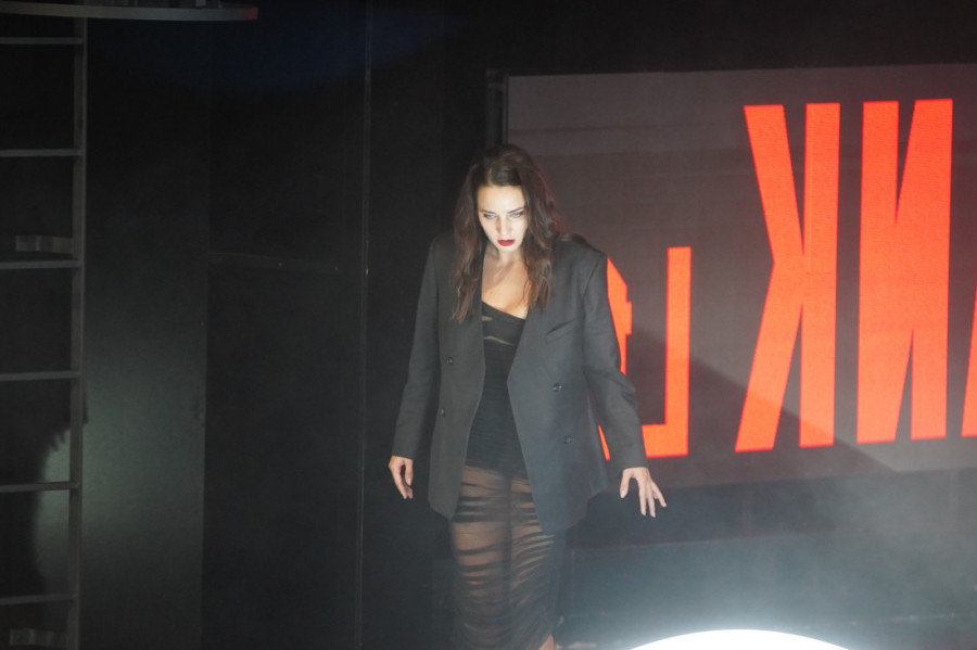 Ona je u vezi sa gotovo svim muškarcima: Čarolija Krležine rečenice u predstavi "Šarlota Kasteli" (FOTO/VIDEO)