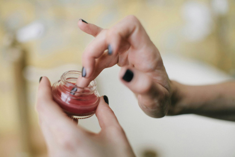 Sočne usne koje pozivaju na poljubac: Jednostavna rutina pomoći će vam u borbi da ne budu suve i ispucale