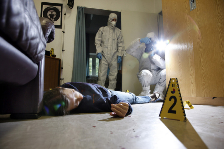 Nesreća koja ledi krv! Na dete se obrušio šut u dvorištu!