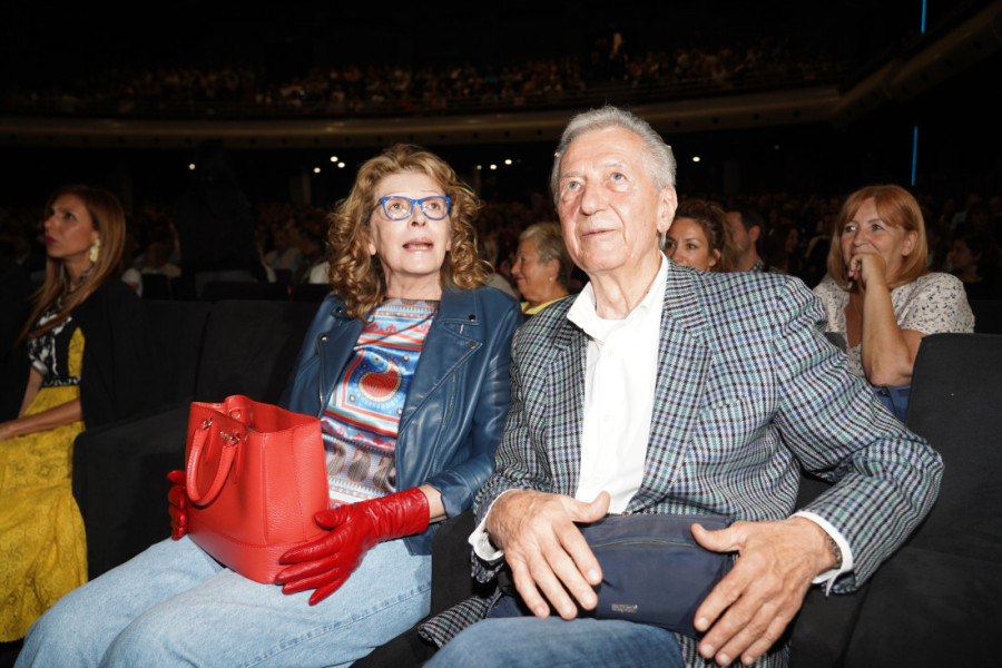 Tanja Savić otišla iz Srbije, pa se slikala pored mora: Muki se ne odvaja od nje! (FOTO)