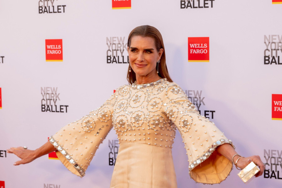 Oličenje prefinjenosti u haljini pokojne majke koju je ona nosila pred kraljicom: Bruk Šilds oduševila modni svet (FOTO)