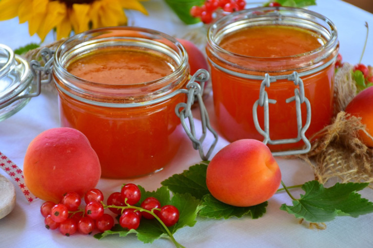 Recept dana: Posni kolač sa džemom je toliko mekan i sočan da će svi tažiti parče više