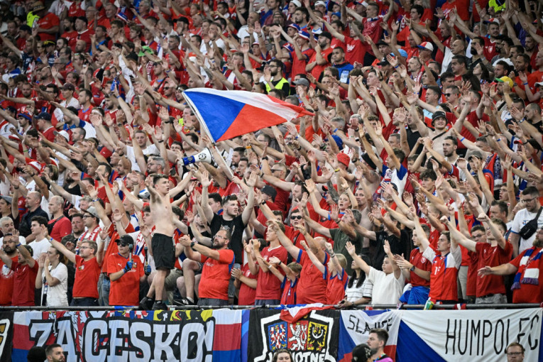 Šou čeških navijača: Vratili Albance na fabrička podešavanja! Okačili srpsku zastavu sa jasnom porukom (FOTO)