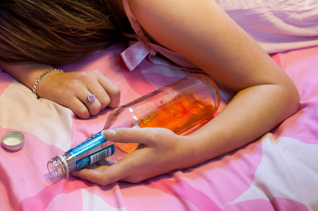 Majka zatekla užasnu scenu u kući u Lazarevcu: Našla ćerke od 18 i 14 godina u teškom stanju, otrovale se alkoholom