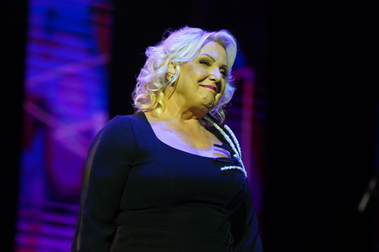 Rada je na nagovor Snežane Đurišić uradila zube! Komentari starije koleginice je uplašili: Smrzneš se kad te pogleda!