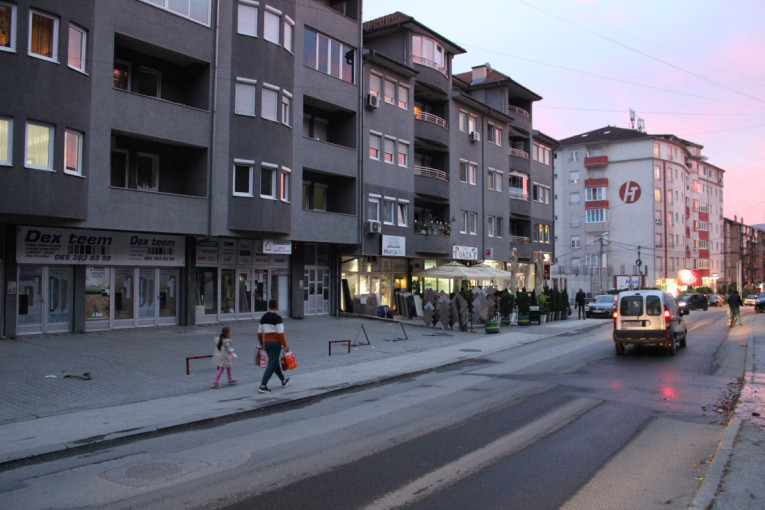 Sahranjen dečak koji je pao sa 4. sprata u Novom Pazaru! Grad u tišini i bolu: "Nemojte suzu da vidim"