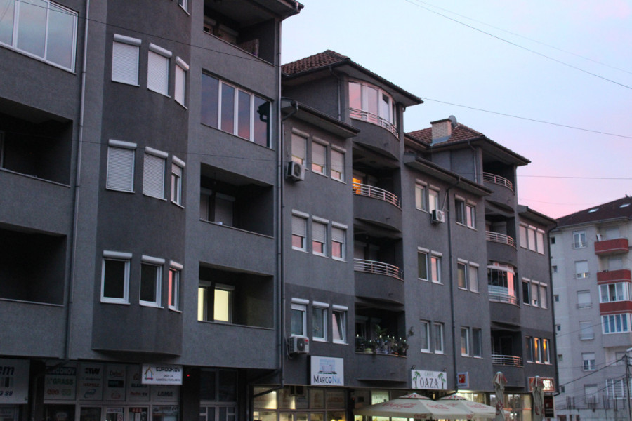 Novi detalji o pogibiji deteta u Novom Pazaru: Majka se tuširala, otac zaspao kada je dečak pao kroz prozor