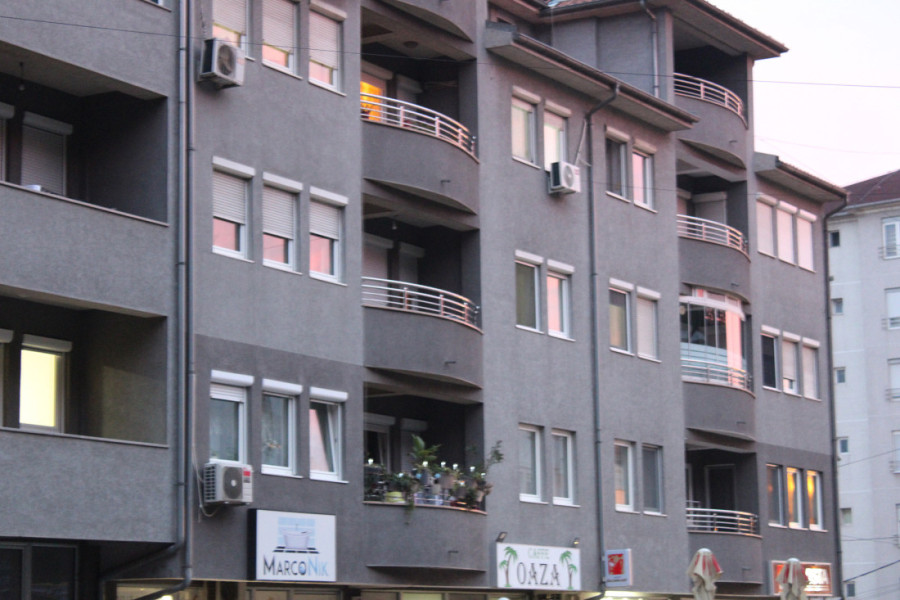 Novi detalji o pogibiji deteta u Novom Pazaru: Majka se tuširala, otac zaspao kada je dečak pao kroz prozor