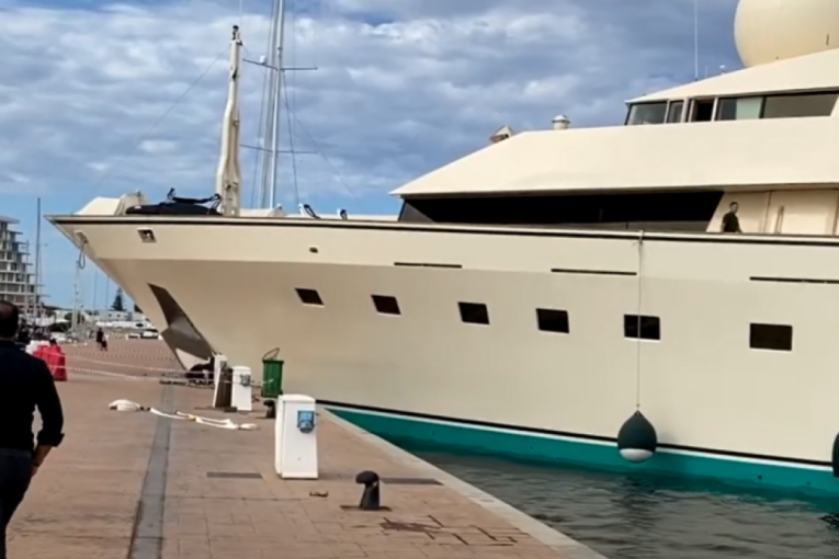 Luksuzna jahta se zakucala u pristanište! Pripadala je Trampu, a korišćena je u filmu o Džejmsu Bondu (VIDEO)