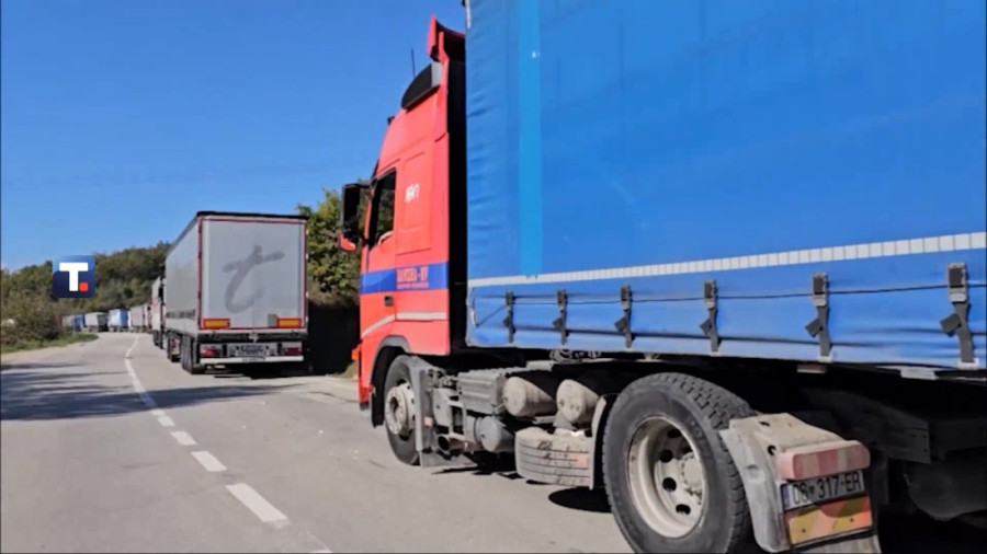 Samo 20 kamiona za dan prešlo na KiM: Na Merdaru i dalje kilometarske kolone - niko ne zna do kada će čekati na prelaz