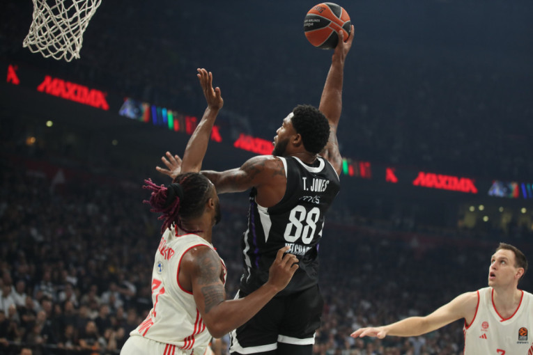 Partizan ne može bez drame: Crno-beli bolji od Bajerna punoj Areni, Grobari klicali Sterlingu Braunu!