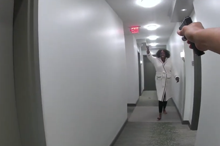 Ubijena američka košarkašica! Policajac je izrešetao u zgradi! (UZNEMIRUJUĆI SNIMAK)