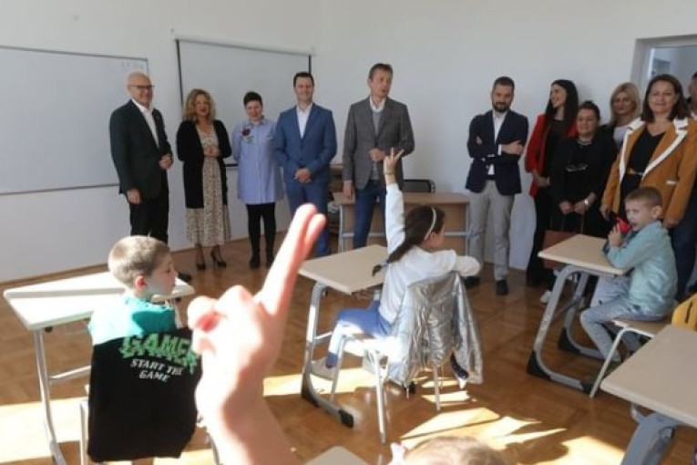 Premijer Vučević u Rači: Kada posle 15 godina vratite školu u selo to je znak da je život pobedio! (FOTO)