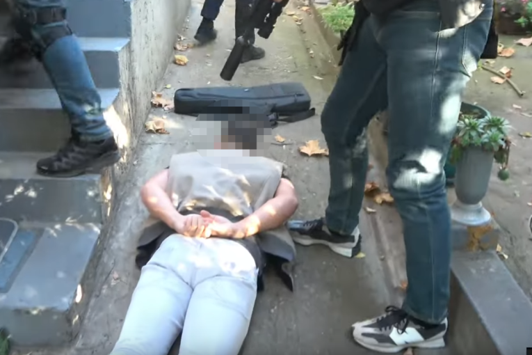 Dečja igra sa ozbiljnim posledicama: Slavisa teško povređen nakon incidenta u blizini škole