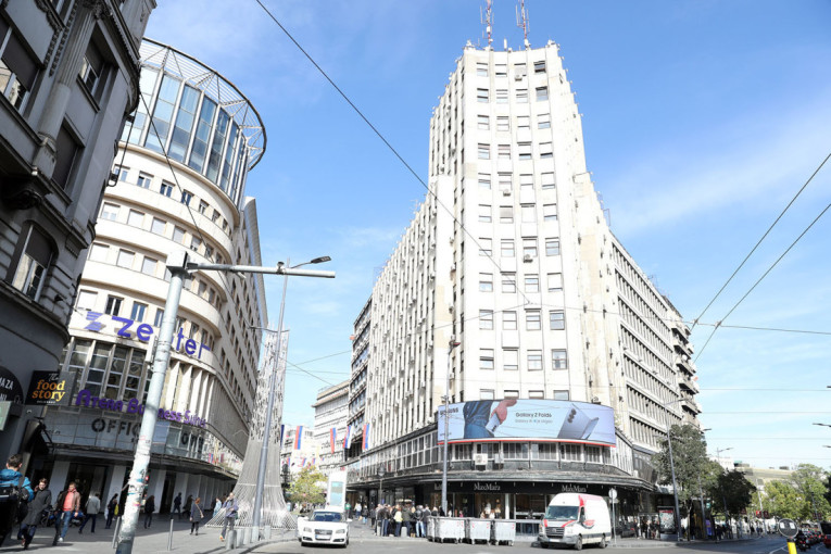 Raj u centru Zrenjanina: Kuća sa sopstvenim jezerom, bazenom i parkom – a cena smešna! (GALERIJA)