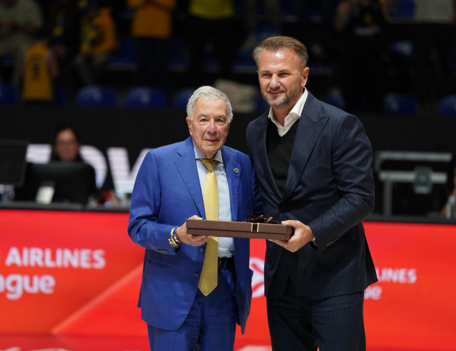 Danilovića vadili sa tribina da ga smeste na počasna mesta, tu je i Divac da bodri Partizan protiv Makabija (FOTO/VIDEO)