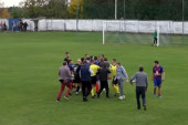 Strašne scene iz srpskog fudbala! O ovoj tuči svi pričaju, sudija nije mogao da ih obuzda, reagovala je i policija! (VIDEO)