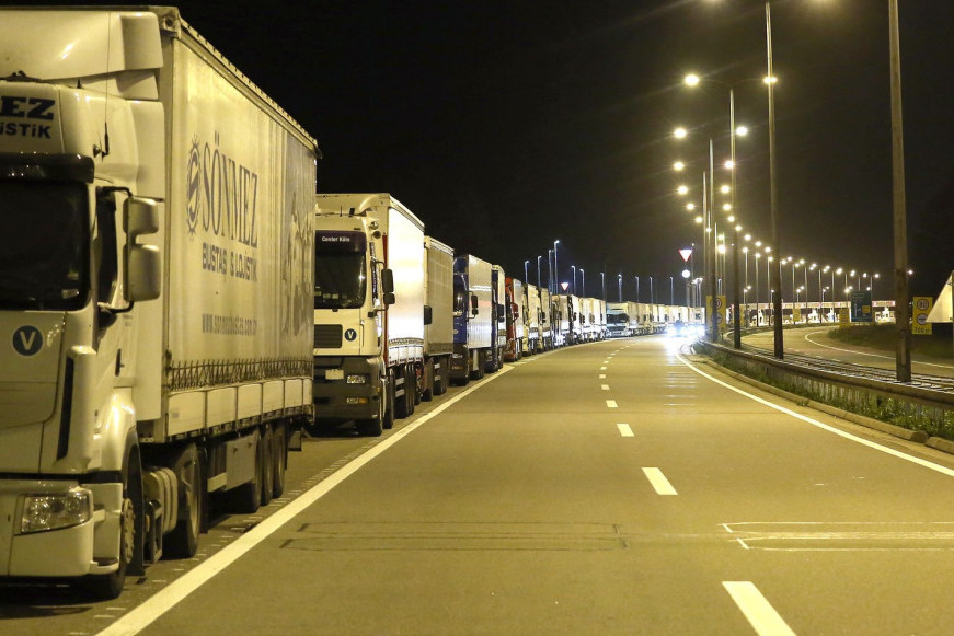 Vozači, pazite! Praznici donose gužve, a sneg dodatno otežava vožnju