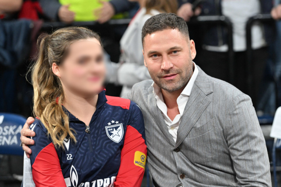 Nika Tošić krenula maminim stopama! Obukla crnu haljinu s perjem i zasenila sve (FOTO)