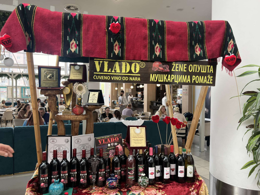 Žene opušta, a muškarcima pomaže: Vlado iz Bara jedini u reguionu uspeo da napravi vino od nara, ima ga još samo u Jermeniji i Azerbejdžanu