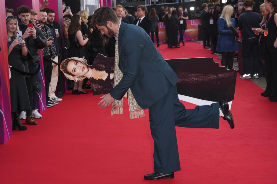 Endru Garfild napravio haos na premijeri novog filma: Na crvenom tepihu sa koleginicom od kartona (FOTO/VIDEO)