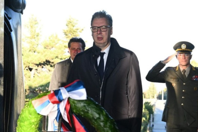 Vučić položio venac na spomenik Neznanom junaku na Avali: Večno hvala srpskim junacima (FOTO)