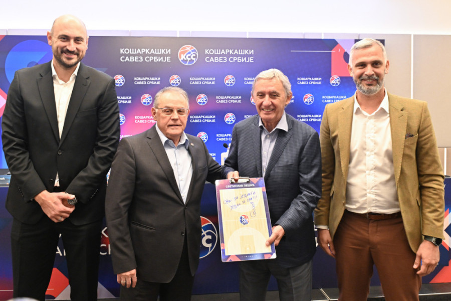 Pešić produžio ugovor, pa dobio poklon od KSS-a! Ovako su saradnici obradovali selektora! (FOTO/VIDEO)