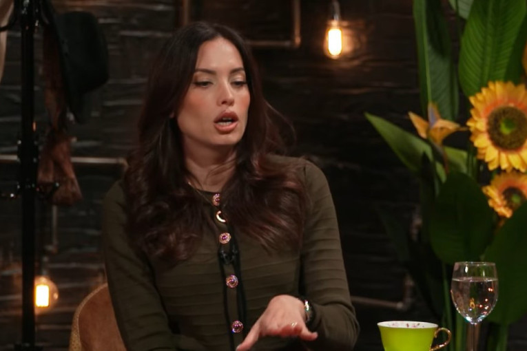 "Da li sam samo ja najgora?" Mirka Vasiljević javno postavila pitanje: Glumica otkrila kroz šta svakodnevno prolazi!