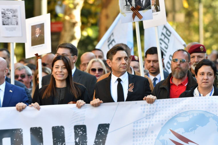 Vulin učestvovao u maršu Besmrtnog puka! Nećemo dozvoliti da se istorija promeni zato što je naše mesto u istoriji mesto pobednika (FOTO)