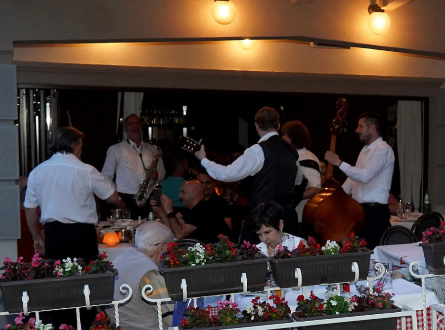 Znate njihove reči, ali ne i autore?  Ove pesme prate svako kafansko veselje – saznajte ko ih je sastavio! (FOTO/VIDEO)