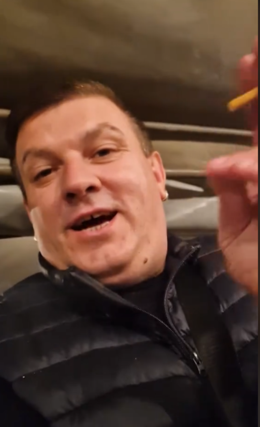 Pevač zaradio 4.000 evra bakšiša! U srpskom selu od svega 487 stanovnika, zgrnuo ozbiljnu lovu za samo jedno veče