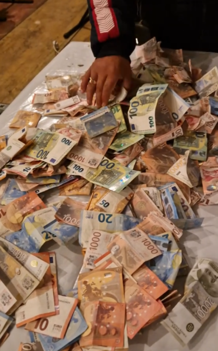 Pevač zaradio 4.000 evra bakšiša! U srpskom selu od svega 487 stanovnika, zgrnuo ozbiljnu lovu za samo jedno veče