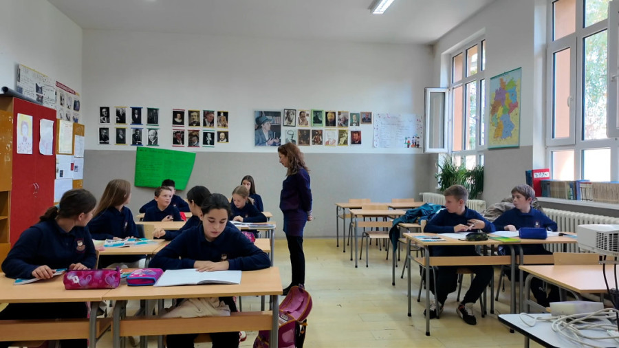 Niko više ne misli šta će da obuče, svi imaju istu bluzu: Vraćene školske uniforme u OŠ “Stepa Stepanović” kod Čačka (FOTO)
