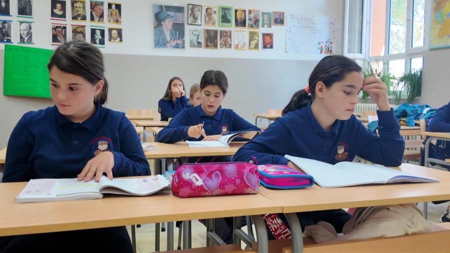 Niko više ne misli šta će da obuče, svi imaju istu bluzu: Vraćene školske uniforme u OŠ “Stepa Stepanović” kod Čačka (FOTO)