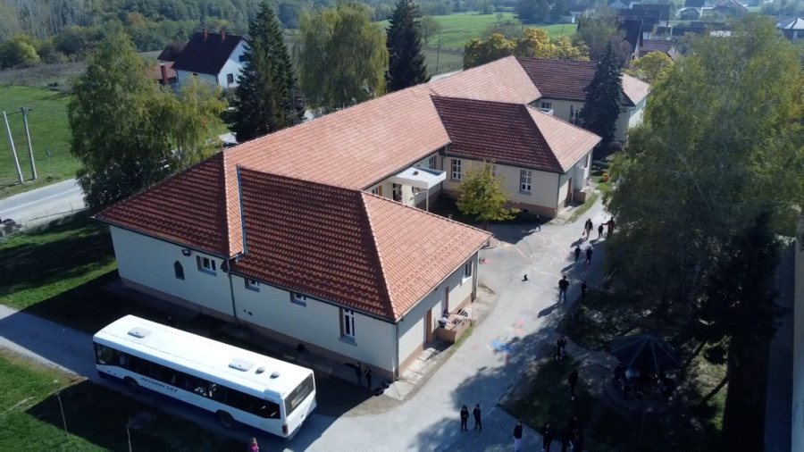 Niko više ne misli šta će da obuče, svi imaju istu bluzu: Vraćene školske uniforme u OŠ “Stepa Stepanović” kod Čačka (FOTO)