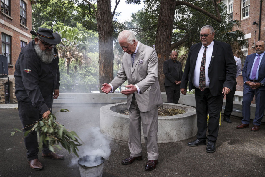 Kralj Čarls i starešina starosedelaca zagrljeni nakon "ceremonije pušenja": Tradicionalni ritual za mir i zdravlje