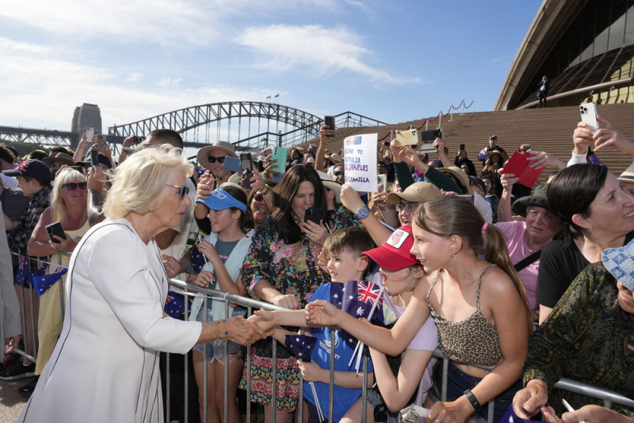 Kralj Čarls i starešina starosedelaca zagrljeni nakon "ceremonije pušenja": Tradicionalni ritual za mir i zdravlje