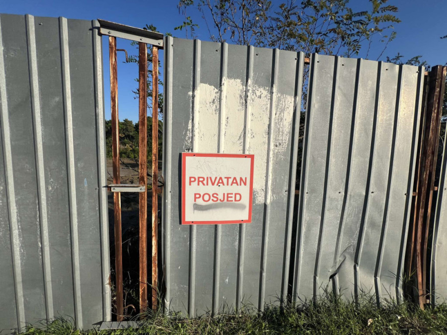 Skoro je nemoguće u nju slučajno upasti! Ovo je rupa u kojoj je pronađeno telo mlađe žene u Podgorici (FOTO)