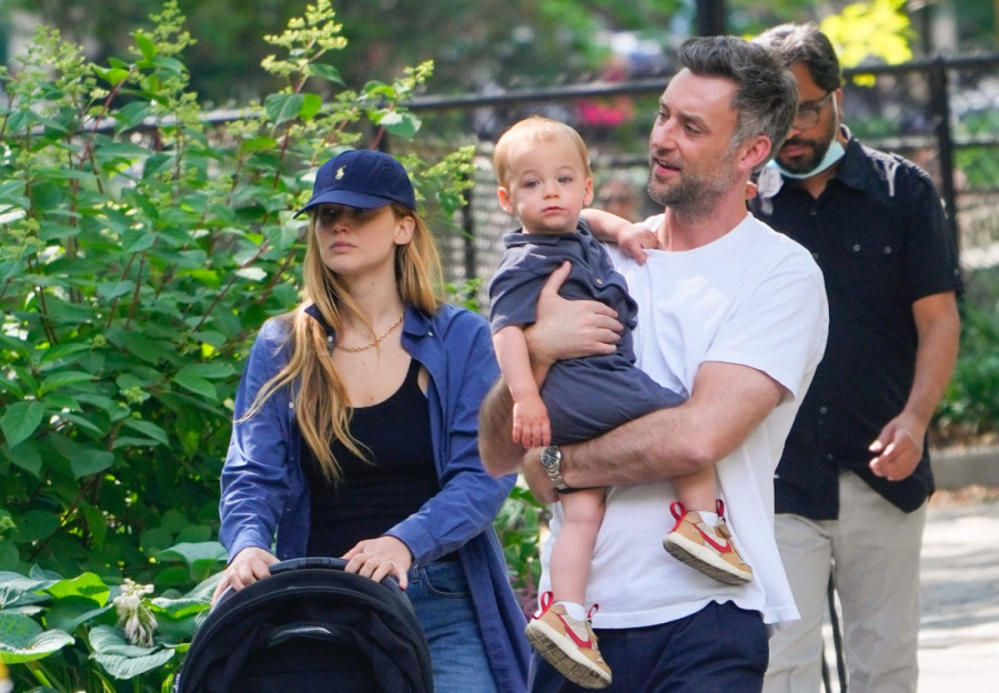 Ko je suprug Dženifer Lorens? Čekaju drugo dete, a on je prava misterija: Iznenadiće vas čime se bavi (FOTO)