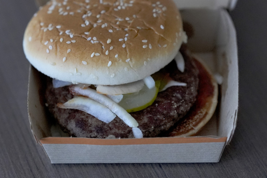 Za sve je kriv jedan sastojak! Mekdonalds povukao poznate hamburgere zbog smrtonosne zaraze (FOTO)