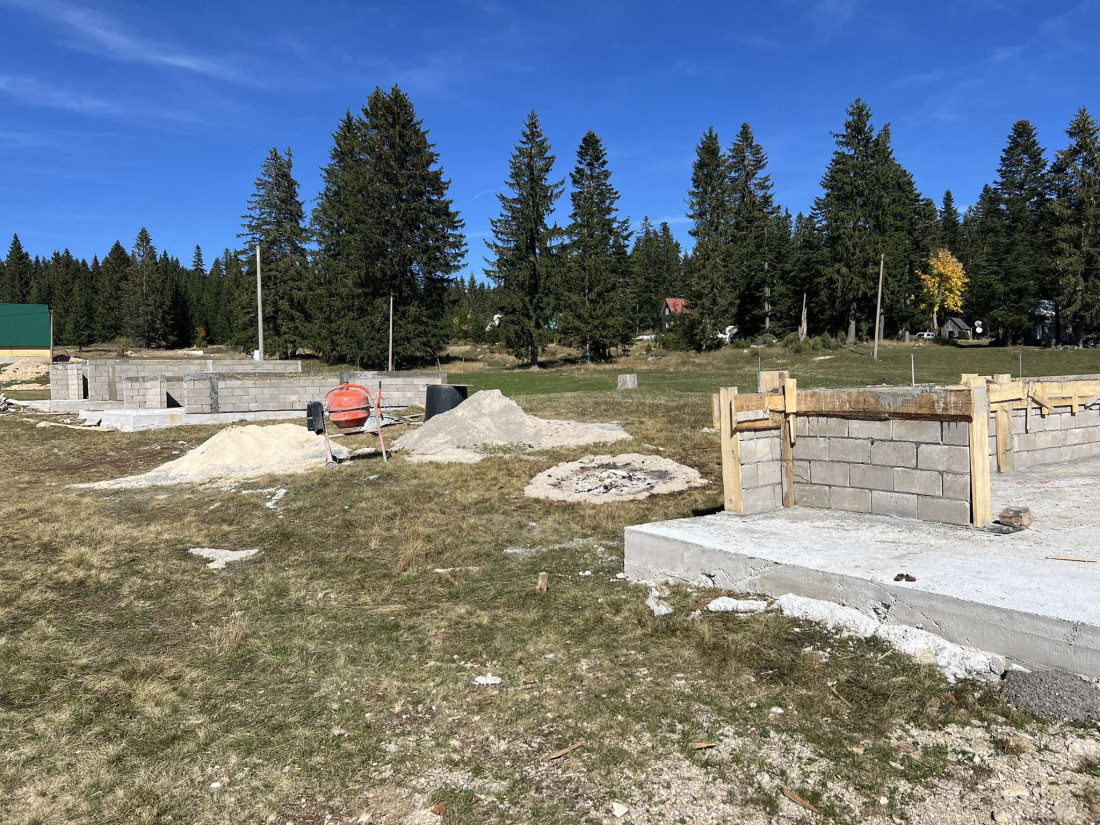 Nelegalni objekti na Žabljaku niču na sve strane: Meštani očajni - od prelepog mesta bahati pojedinci nam prave ruglo (FOTO)