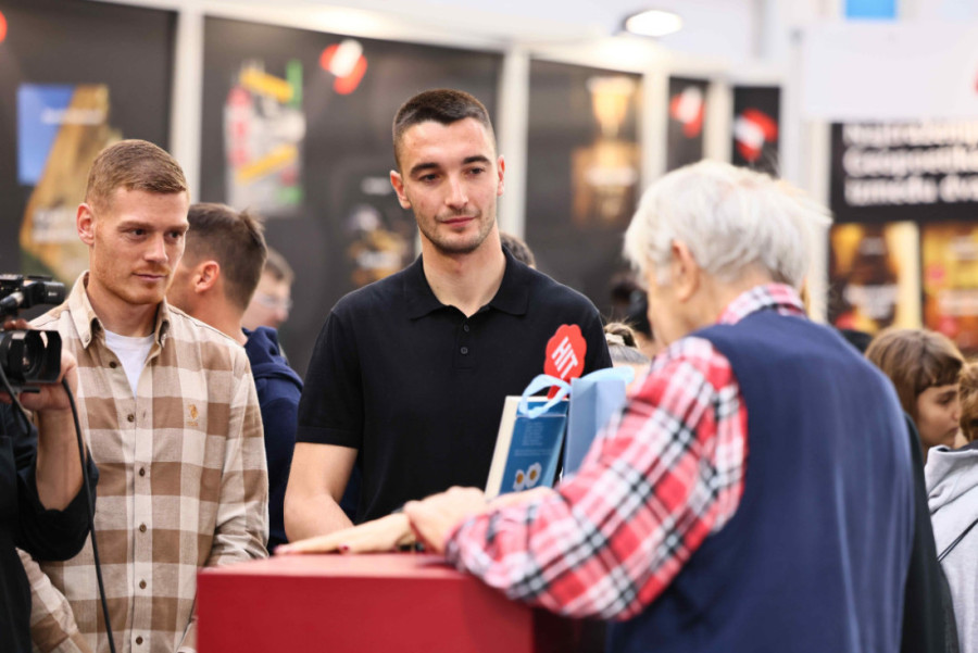 Partizanovci posetili Sajam knjiga: Saznajte koje su omiljene knjige fudbalera crno-belih (FOTO)